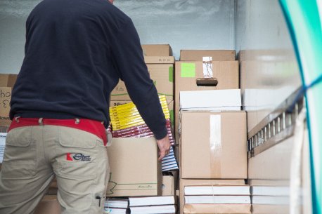 Domberger Firmenverlagerung – Sorgfältiges Verladen und Organisieren des Betriebsinventars