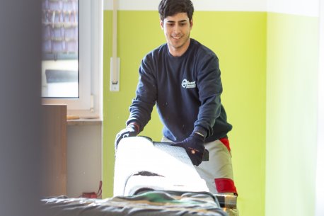 Effiziente Möbelbewegung beim Kleinumzug durch geschultes Fachpersonal