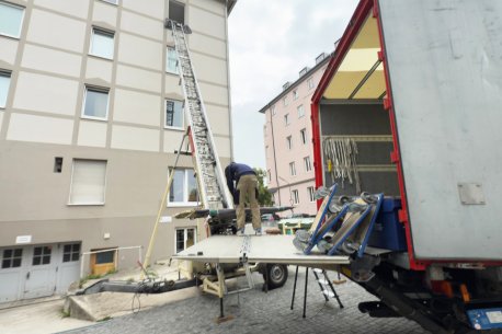 Einsatz eines Möbellifts für schnelle und sichere Kleinumzüge