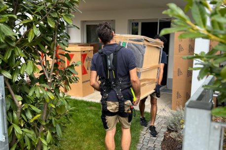Domberger Umzug – Fachgerechtes Tragen von Möbeln durch unser Team