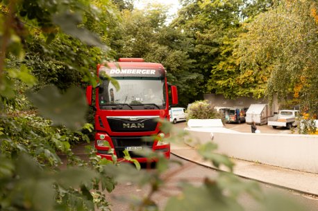 Domberger Umzug – Moderner Möbeltransporter im Einsatz vor Ort
